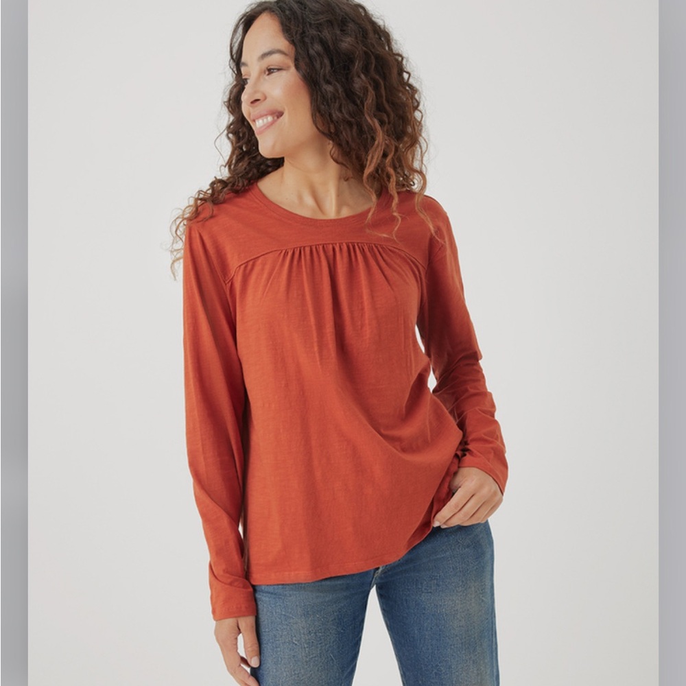 Pact Women's Long Sleeve Tee in Rust